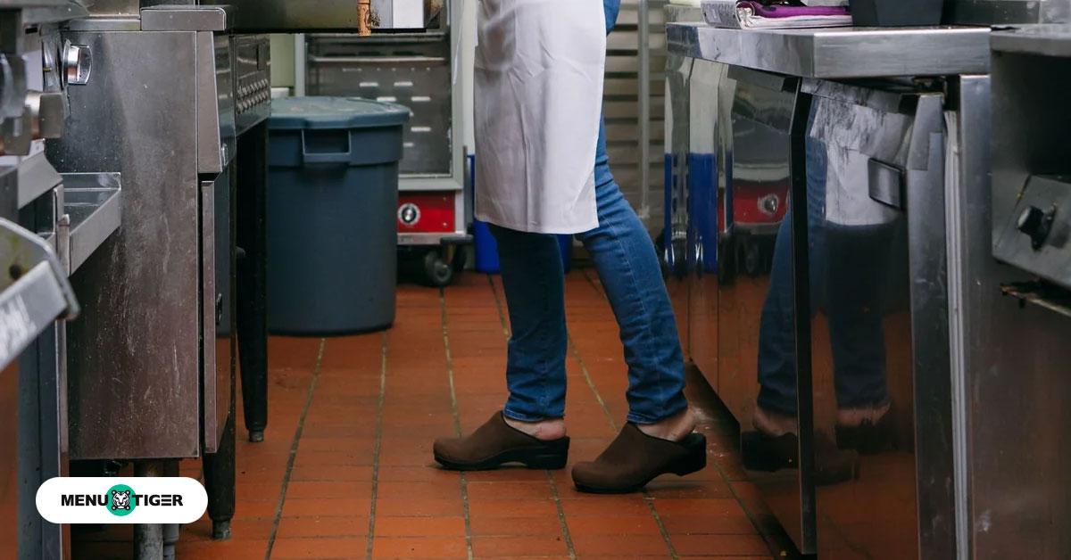 Choosing the Shoes for Restaurant Workers: Tips and Recos